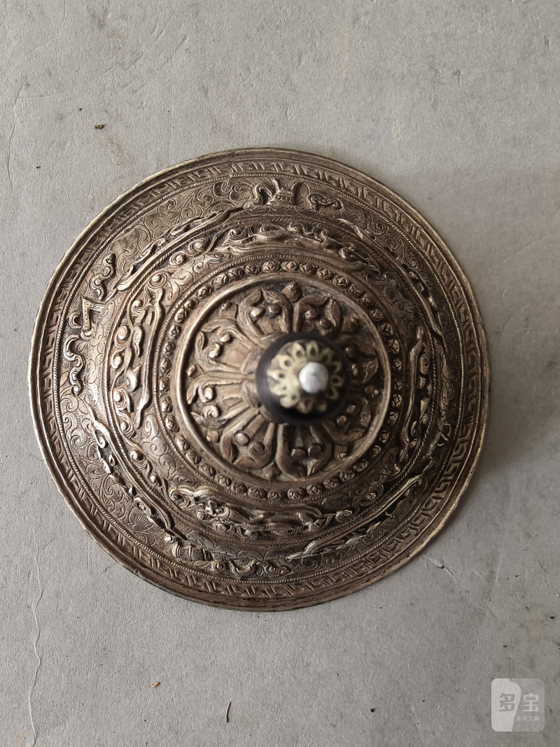 A jade bowl with stand and cover in silver with animals and floral motifs in relief - 图26